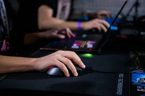 MOSCOW - DEZEMBRO 23 2019: esports Counter-Strike: Global Offensive event. Close-up de jogo de jogo de gamer esporte cibernético e clique no mouse — Fotografia de Stock