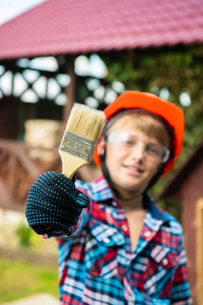 Niño niño feliz listo para pintar la casa del perro con pincel — Foto de Stock