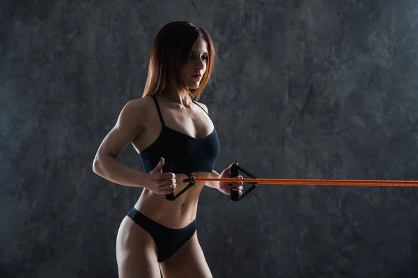 Schöne gesunde Fitness-Frau, die mit einem Seil trainiert — Stockfoto