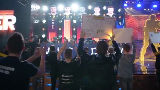 モスクワ – 2019年12月23日: esports Counter-Strike: Global Official event.ステージの近くにいるチームを応援し応援するファン。試合を終えたばかり. — ストック動画