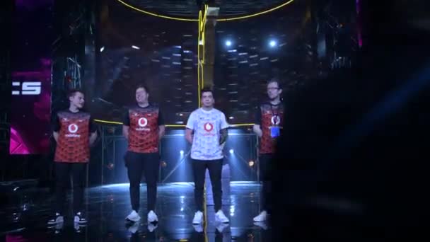 MOSCÚ - 23 DE DICIEMBRE DE 2019: evento de esports. Team Mousesports llega al escenario y da la bienvenida a la audiencia de la arena antes del inicio del partido. Camarógrafo del equipo de radiodifusión al frente . — Vídeos de Stock