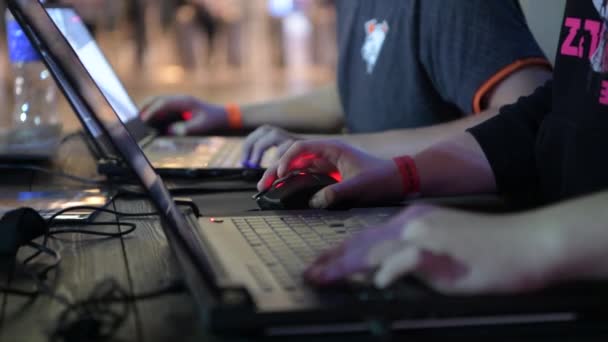 Moskau - 23. Dezember 2019: Sportereignis. Nahaufnahme auf einer Hand auf einer Computermaus, die Videospiele - esports - spielt. Mann spielt auf Laptop bei großer Spieleveranstaltung. — Stockvideo