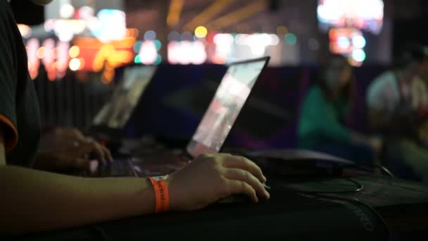 MOSCOW - 23 DE DEZEMBRO DE 2019: evento de esports. Close-up de jogadores do sexo masculino mãos jogando jogo de computador em um laptop em evento de esports na arena . — Vídeo de Stock