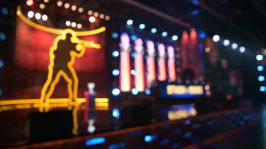 Esports etkinliği arka planı bulanıklaştırdı. Ana sahne, şimşek, aydınlatma, oyun anları olan büyük ekranlar.