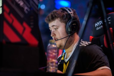Moskova - 23 Aralık 2019: İthalat Karşı-Grev: Küresel Saldırı. Mathieu Zywoo Herbaut - 2019 'un en iyi CSGO oyuncusu. Profesyonel turnuva sırasında portreyi kapat.