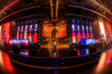 Moskova - 23 Aralık 2019: İthalat Karşı-Grev: Küresel Saldırı. Büyük bir arenada düzenlenen bilgisayar oyunları turnuvasının büyük bir sahnesi. Oyuncular sahnede oynuyor..