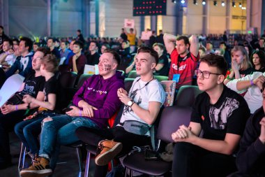 Moskova - 23 Aralık 2019: İthalat Karşı-Grev: Küresel Saldırı. Maçı izleyen ve favori takımları destekleyen hayranları olan bir sürü sandalye. Arenada büyük kalabalık.