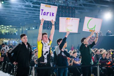 Moskova - 23 Aralık 2019: Profesyonel oyun etkinliği. Kendini işine adamış mutlu elektronik fanatikler büyük ekranın önünde tribünlerdeki favori takım için tezahürat yapıyor..