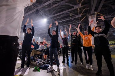 Moskova - 23 Aralık 2019: Profesyonel oyun etkinliği. Kendini işine adamış mutlu elektronik fanatikler büyük ekranın önünde tribünlerdeki favori takım için tezahürat yapıyor..