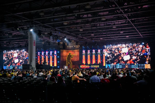 MOSCOU - 23 DÉCEMBRE 2019 : Contre-grève de l'esport : Événement offensif mondial. Lieu de la scène principale, grands écrans et lumières pendant le match du tournoi. Grande foule à l'arène . — Photo