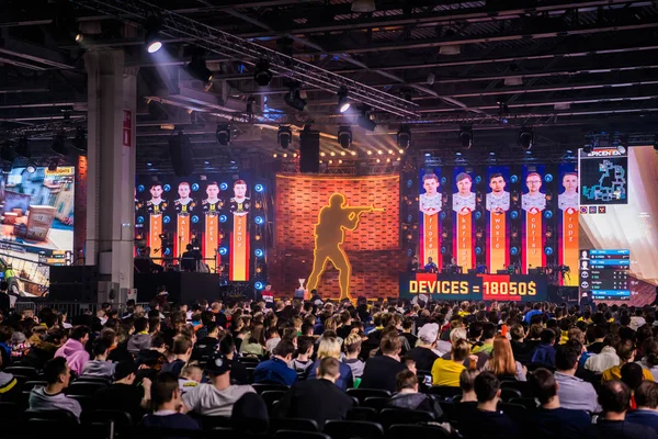 МОСКВА - 23 ДЕКАБРЯ 2019: Экспорт Counter-Strike: Global Offensive event. Главная сцена, большие экраны и свет во время игры турнира. Большая толпа на арене . — стоковое фото
