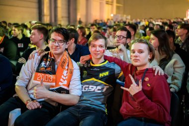 Moskova - 23 Aralık 2019: İthalat Karşı-Grev: Küresel Saldırı. Büyük mekan, taraftarlar maçı izliyor ve favori takımları destekliyor. Arenada eğleniyor, spor kanallarını seyrediyor..