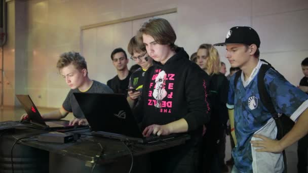 MOSCA - 23 DICEMBRE 2019: evento esport. I giocatori che giocano al gioco Counter Strike uno contro l'altro su un computer portatile moderno nella zona sponsor ASUS ROG . — Video Stock