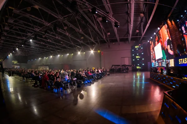 MOSCOU - 23 DÉCEMBRE 2019 : Contre-grève de l'esport : Événement offensif mondial. Lieu de la scène principale, grands écrans et lumières pendant le match du tournoi. Grande foule à l'arène . — Photo