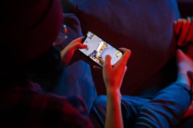 Moskova, Rusya - 6 Aralık 2019: Akıllı telefondan Pubg Fps oynayan kız. Mobil oyunlara meraklı gençler.