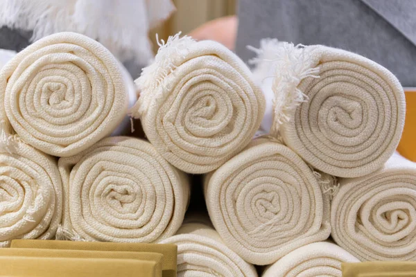 Roll the fabric folded beautifully in the textile shop. — Stock Photo, Image