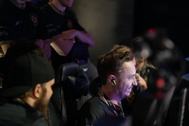 Moskova, Rusya - 14 Eylül 2019: esports Counter-Strike: Global Offensive etkinliği. Pijama efsanesi Christopher Get Right Alesund bir sahnede takım Ninjas ile Oyuncular standı.