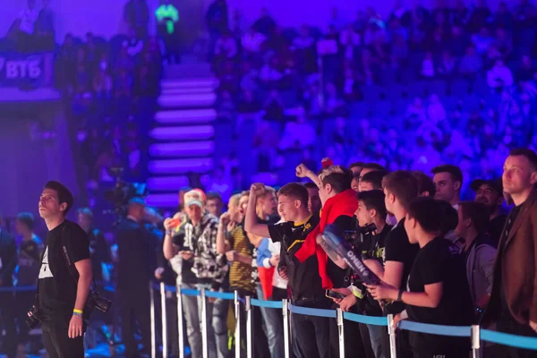 Москва, Росія-14 вересня 2019: Кіберспорт Counter-Strike: Глобальна наступальна подія. Відеоігри шанувальників підбадьорюючи за свою команду під час матчу. — стокове фото