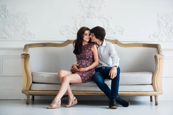 Muž svou těhotnou ženu líbat a dotýkat se jí břicho — Stock fotografie