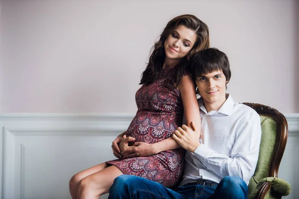 Un uomo felice sta amorevolmente tenendo la sua pancia moglie incinta . — Foto Stock
