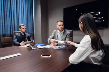 üç ortak çalışanlar portresi Office tartışırken iş planı