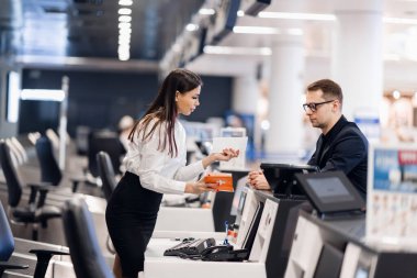 Genç yakışıklı işadamı, kadın resepsiyonistle flört ediyor.