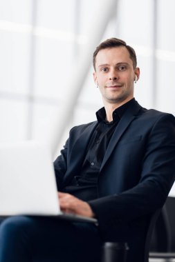 laptop havaalanında uçuş için beklerken çalışma