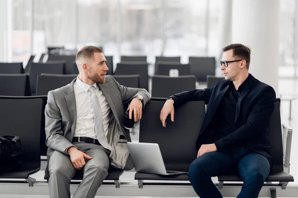 Geschäftskollegen warten in Flughafen-Lounge und reden — Stockfoto
