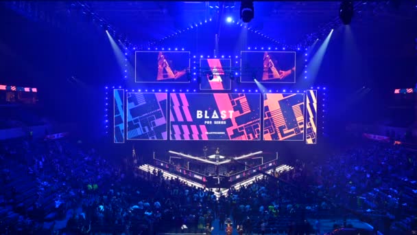 Moskou, Rusland - 14 september 2019: esports Counter-Strike: Global Offensive event. Hoofdpodium, verlichting, verlichting, groot scherm op de openingsceremonie. Toneel verlicht met een blauwe kleur die in rood verandert — Stockvideo