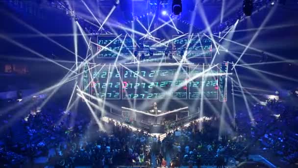 Μόσχα, Ρωσία - 14 Σεπτεμβρίου 2019: esports gaming event. Εκπληκτικός φωτισμός, φωτισμός, μεγάλη οθόνη. Ο Ρώσος ράπερ Φέντουκ δίνει παράσταση σε σκηνή στην τελετή έναρξης. — Αρχείο Βίντεο