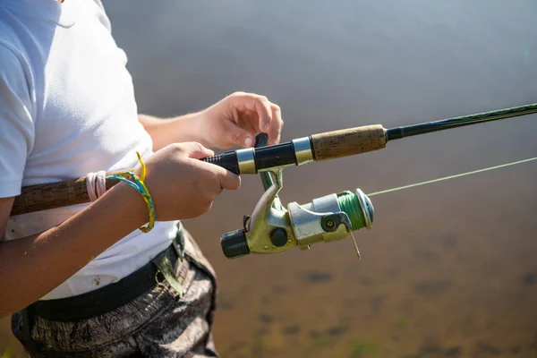 夏の日に屋外で釣りをする少年のクローズアップ写真. — ストック写真