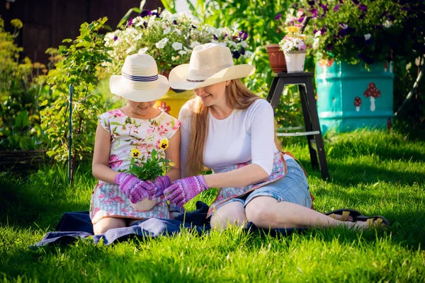 Mère et fille travaillant ensemble dans le jardin — Photo