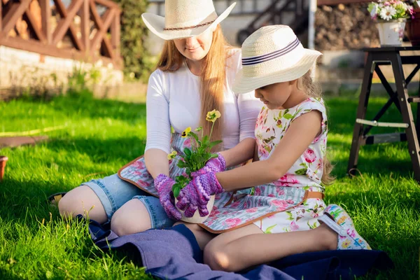 Mère et fille travaillant ensemble dans le jardin — Photo