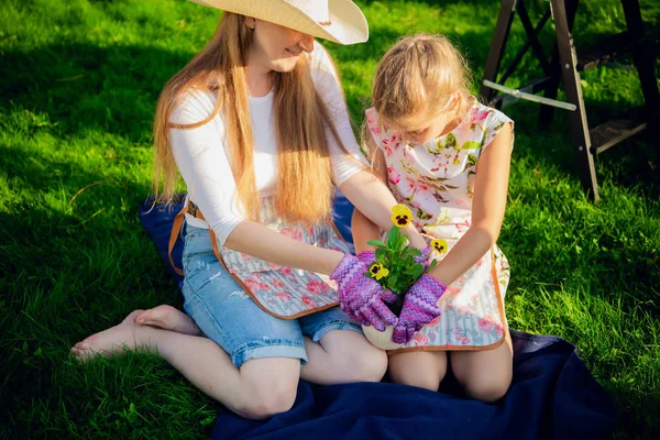 Jardinage - Mère heureuse avec sa fille travaillant dans le jardin — Photo