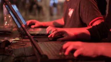 Moskova - 23 Aralık 2019: İhracat. Bilgisayar faresi video oyunları oynarken yakın plan çekimde, esportlar. Büyük bir oyun etkinliğinde dizüstü bilgisayarda oynayan adam..