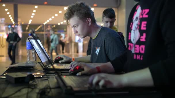 МОСКВА - 23 ДЕКАБРЯ 2019: мероприятие по экспорту. Gamers playing the Counter Strike game against each other on a modern laptops at ASUS ROG sponsor zone . — стоковое видео