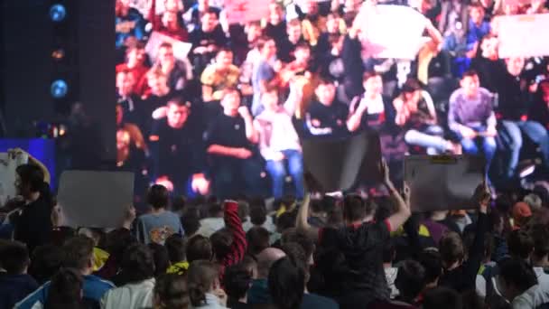 MOSCÚ - 23 DE DICIEMBRE DE 2019: evento de esports gaming. Lugar principal, muchos fans con carteles viendo el partido y apoyando a los equipos favoritos. Gran multitud en la arena . — Vídeo de stock