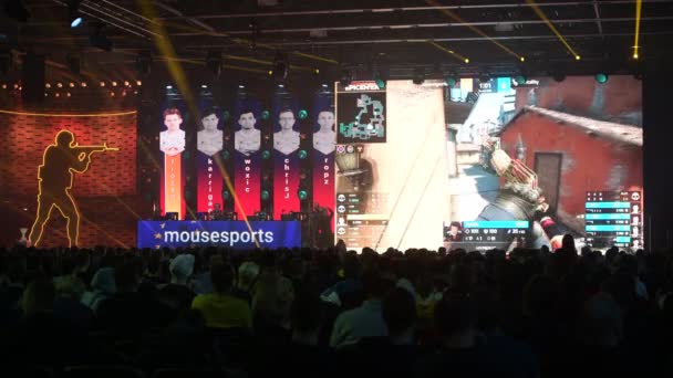 Moszkva - 2019. december 23.: esport rendezvény. Nagy tömeg van a stadionban. Nagy helyszín, játékosok a színpadon, nagy képernyők egy játékpillanattal. Nagy tömeg egy stadionban.. — Stock videók