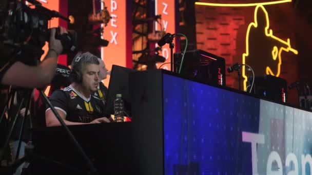 MOSCOW - DEZEMBRO 23 2019: evento de jogos profissionais da esports. Membro de uma equipe francesa Vitality player Cedric RpK Guipouy em um palco durante o jogo do torneio . — Vídeo de Stock