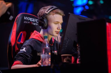 Moskova - 23 Aralık 2019: İthalat Karşı-Grev: Küresel Saldırı. Siber sporlar uzmanı Martin Stavn Lund bir turnuva oyununda,.