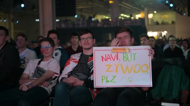 MOSCOU - 23 DÉCEMBRE 2019 : Contre-grève de l'esport : Événement offensif mondial. Grand lieu, fans regardant le match et soutenant les équipes préférées. S'amuser à l'arène regarder des esports . — Video