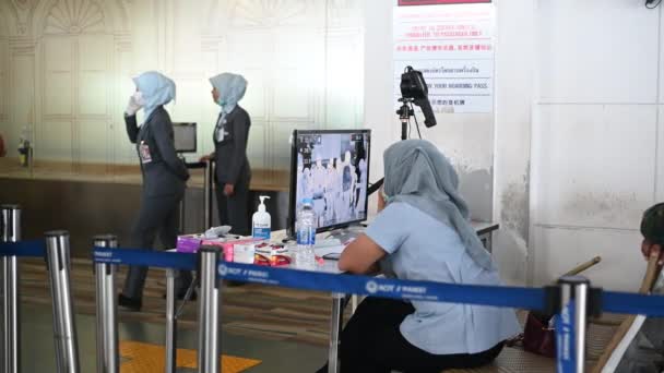 Phuket, Tailândia - 04 de março de 2020. Zona de controle de temperatura, monitor de câmera de scanner térmico para verificar as pessoas que entram em um aeroporto durante o Coronavirus, Surto de Covid 19 na Tailândia . — Vídeo de Stock