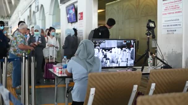 Phuket, Thailandia - 04 marzo 2020. Zona di controllo della temperatura, monitoraggio della telecamera dello scanner termico per controllare le persone che entrano in un aeroporto durante Coronavirus, focolaio di Covid 19 in Thailandia . — Video Stock