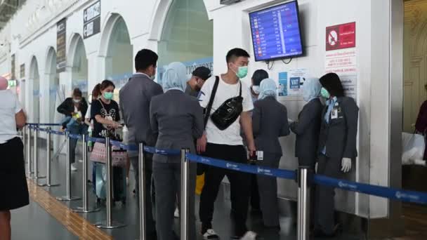 Phuket, Tajlandia - 04 marca 2020 r.: Pasażerowie i personel lotniska w maskach ochronnych. Sprawdzanie temperatury na obecność koronawirusu przed lotem. — Wideo stockowe