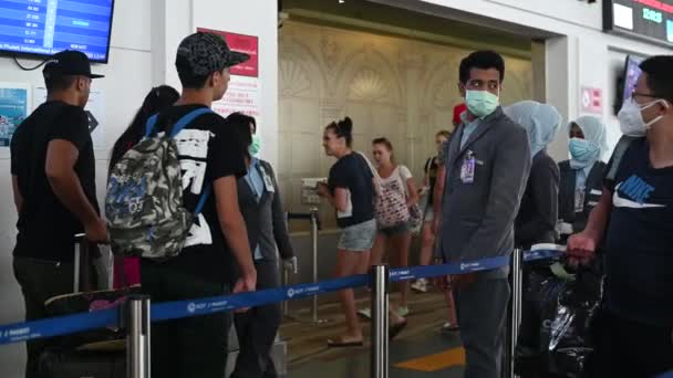 Пхукет, Таиланд - 04 марта 2020 года: Пассажиры и сотрудники аэропорта в масках на контроле безопасности. Проверка температуры для CoronaVirus перед полетом . — стоковое видео