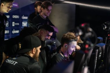 Moskova, Rusya - 14 Eylül 2019: esports Counter-Strike: Global Offensive etkinliği. Pijama efsanesi Christopher Get Right Alesund bir sahnede takım Ninjas ile Oyuncular standı.