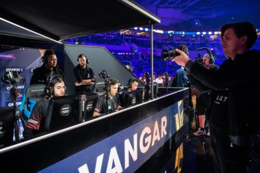 Moskova, Rusya - 14 Eylül 2019: Counter-Strike ihracatı. Avangar takımının oyuncuları oyuncu kabininde.