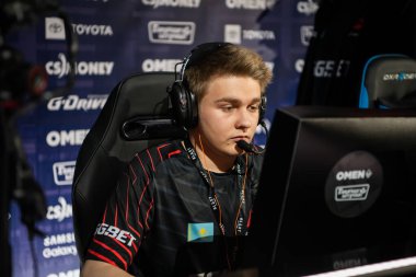 Moskova, Rusya - 14 Eylül 2019: Karşı-Grev: Küresel Saldırı. Avangar oyuncusu Alexey qikert Golubev 'in oynadığı oyun standı sahnede..
