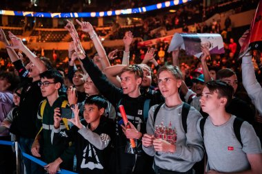 Moskova, Rusya - 14 Eylül 2019: Counter Strike maçının espor etkinliği. Maç sırasında takımlarını alkışlayan video oyunları taraftarları.