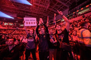 Moskova, Rusya - 14 Eylül 2019: Counter Strike maçının espor etkinliği. Maç sırasında takımlarını alkışlayan video oyunları taraftarları.